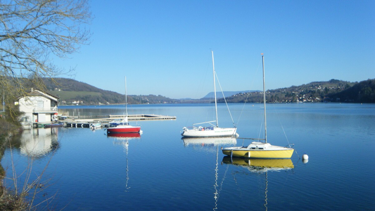 Pr&egrave;s de Grenoble : la plage du lac de Paladru rouvre au public