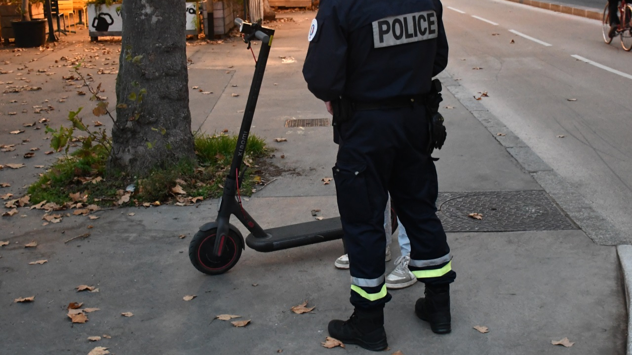 Près de Grenoble : le voleur de moto prend la fuite à trottinette et chute lourdement Près de Grenoble : le voleur de moto prend la fuite à trottinette et chute lourdement