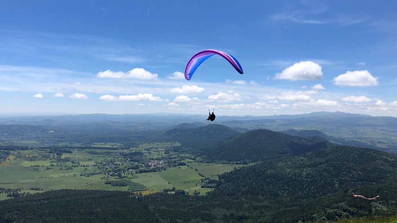 Près de Grenoble : un cycliste fauché par un parapentiste