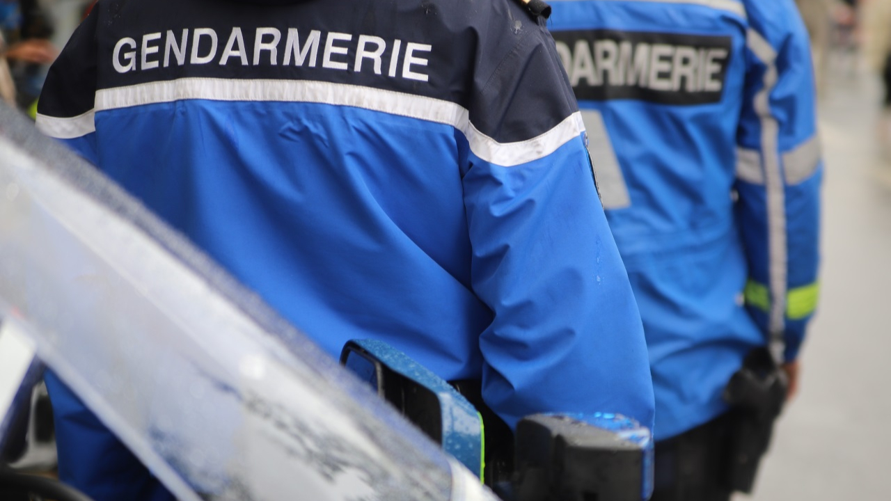 Près de Grenoble : un homme armé retranché chez lui en pleine crise de démence s’est rendu Près de Grenoble : un homme armé retranché chez lui en pleine crise de démence s’est rendu
