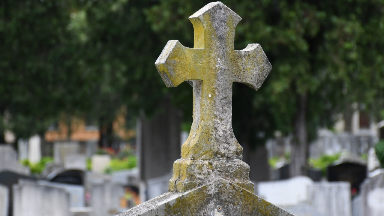 Près de Grenoble : une cinquantaine de tombes dégradées par un jeune homme Près de Grenoble : une cinquantaine de tombes dégradées par un jeune homme