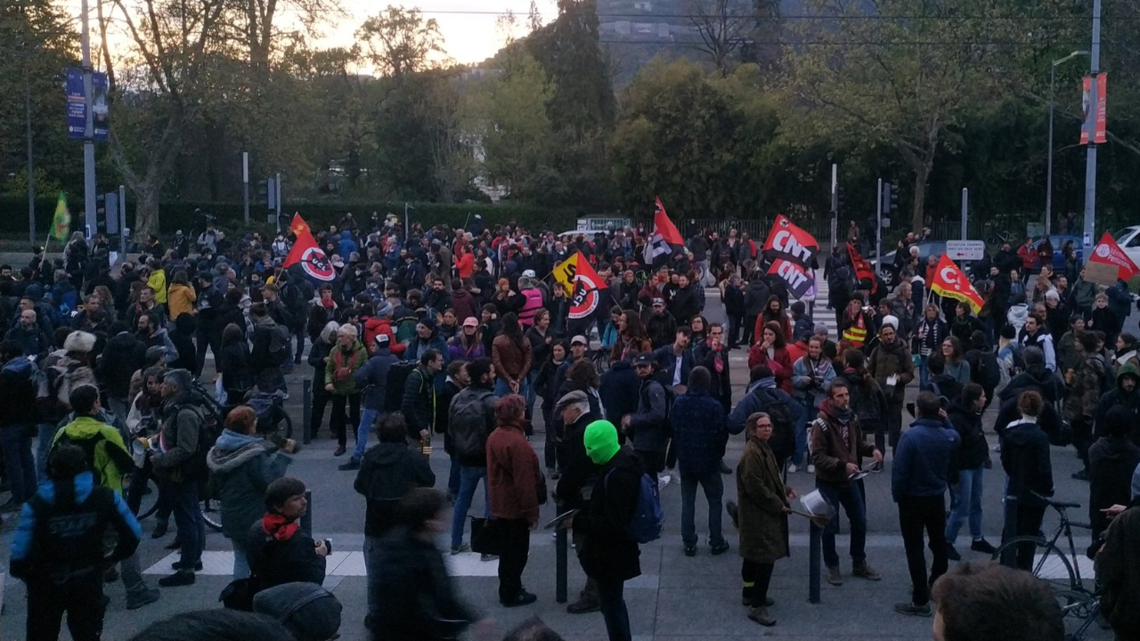 Grenoble : des manifestants repoussés alors qu’ils tentaient de rentrer dans le stade des Alpes Grenoble : des manifestants repoussés alors qu’ils tentaient de rentrer dans le stade des Alpes