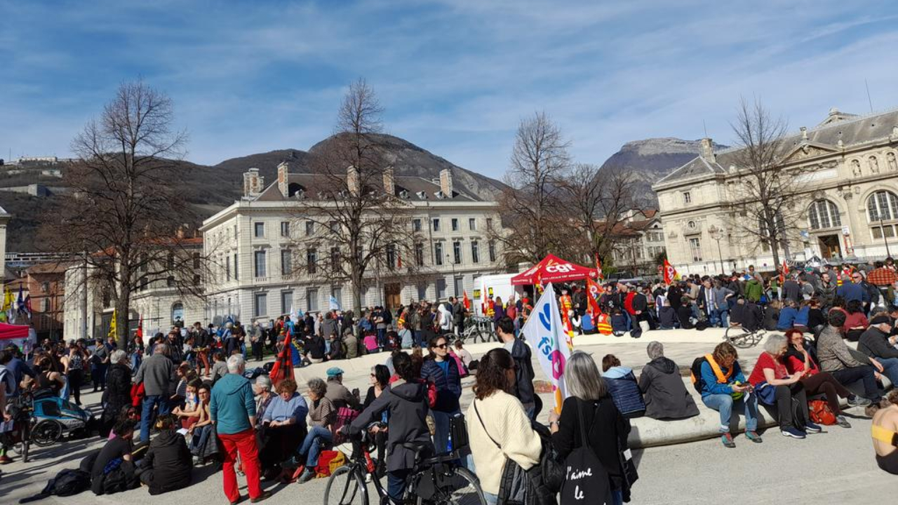 Réforme des retraites : des manifestants se retrouvent place de Verdun à Grenoble après l'utilisation du 49.3 Réforme des retraites : des manifestants se retrouvent place de Verdun à Grenoble après l'utilisation du 49.3