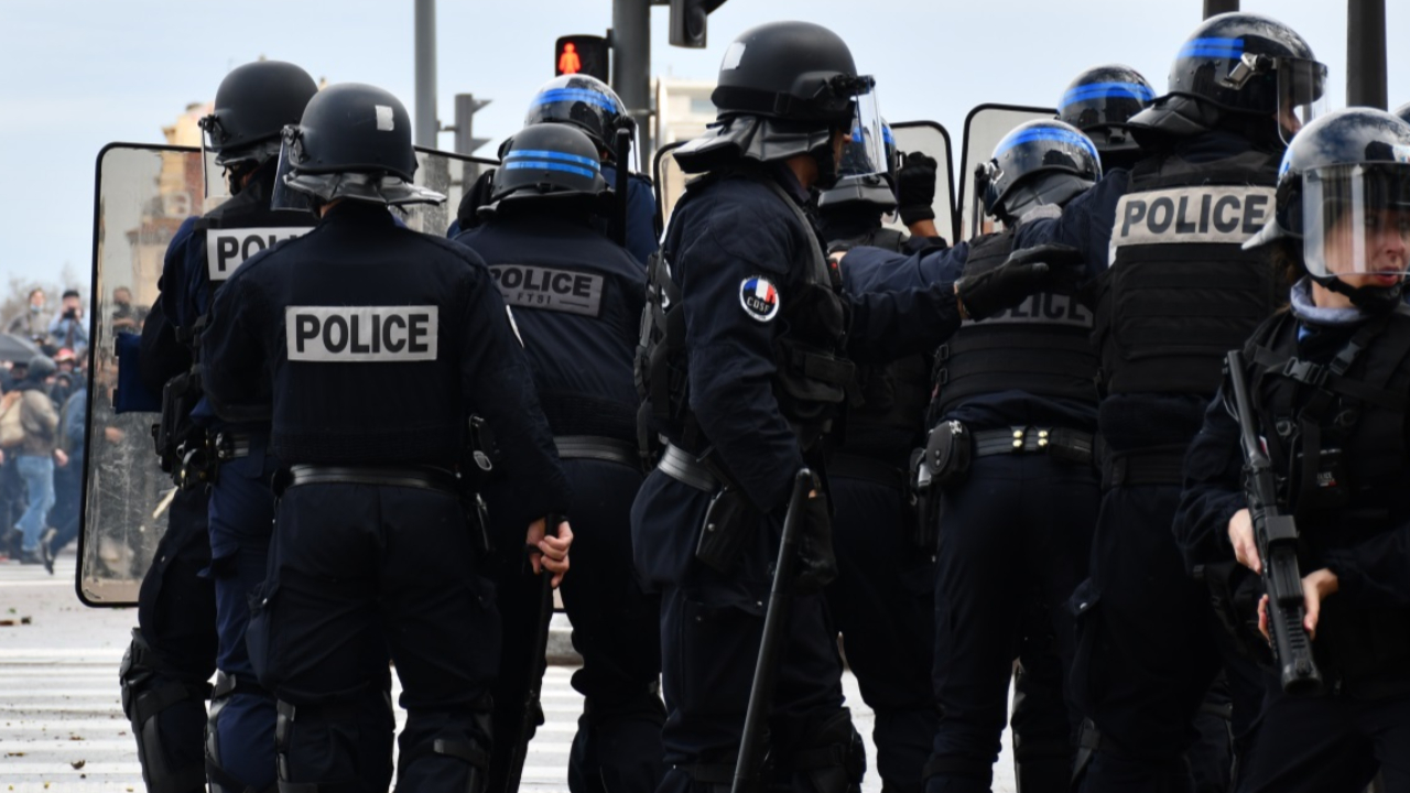 Réforme des retraites : un rassemblement devant la mairie de Grenoble pendant l’allocution d’Emmanuel Macron Réforme des retraites : un rassemblement devant la mairie de Grenoble pendant l’allocution d’Emmanuel Macron