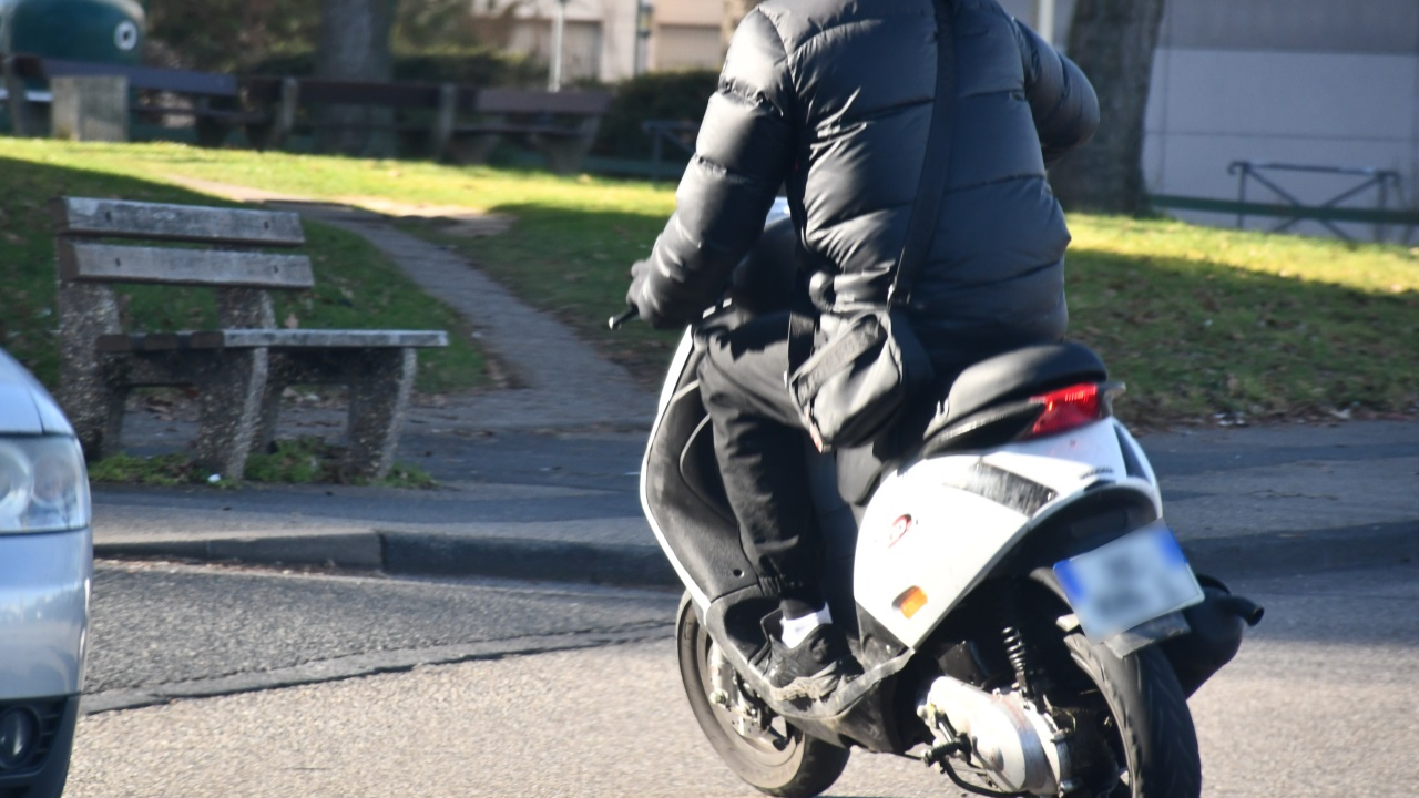 Rodéo urbain près de Grenoble : un policier blessé après avoir été percuté par un scooter Rodéo urbain près de Grenoble : un policier blessé après avoir été percuté par un scooter