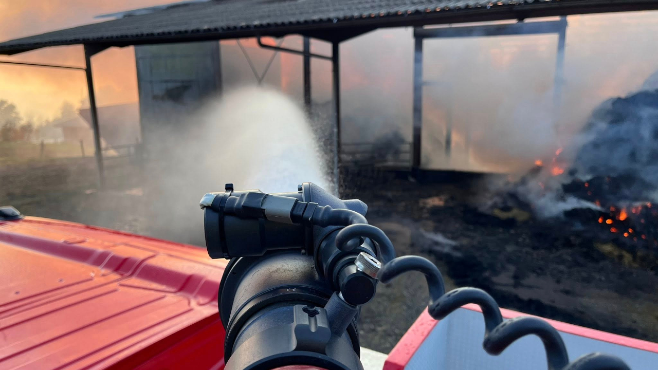 Un bâtiment agricole s'embrase près de Grenoble Un bâtiment agricole s'embrase près de Grenoble