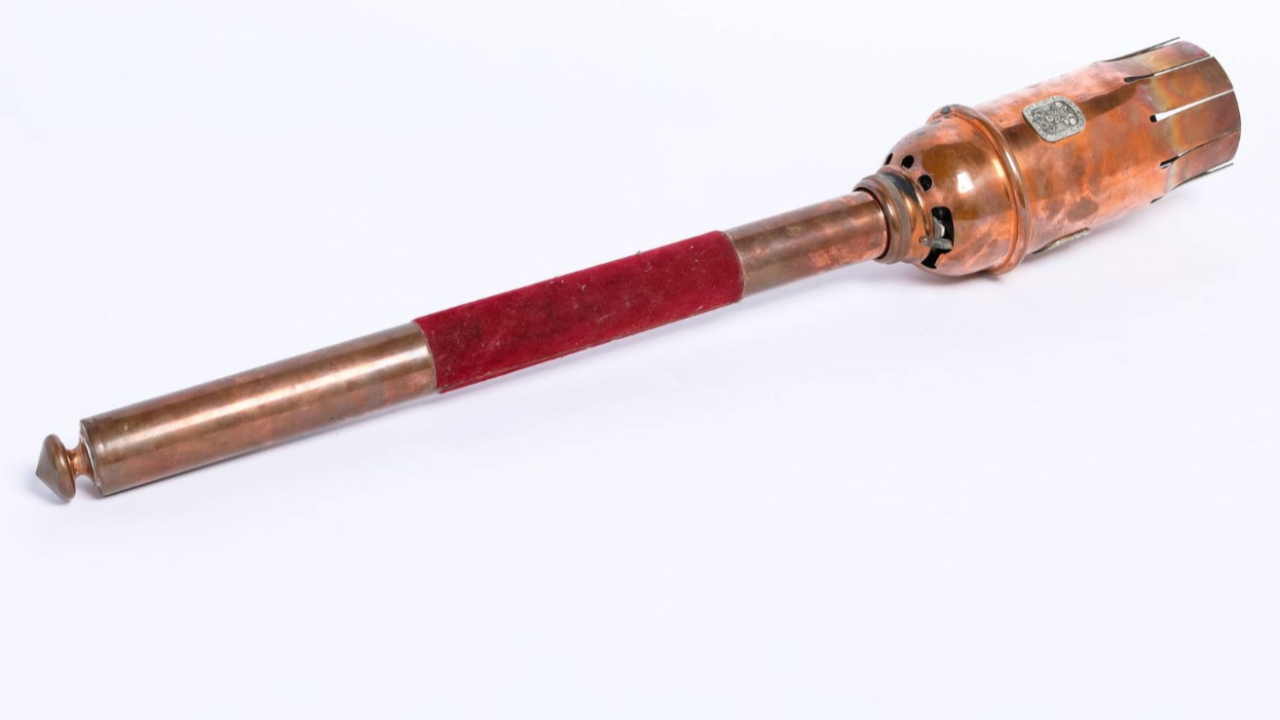 Un flambeau des Jeux Olympiques de Grenoble 1968 en vente aux enchères ce vendredi