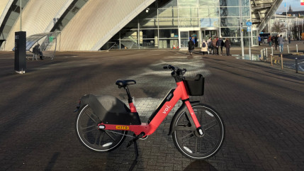 &Agrave; Grenoble, les v&eacute;los Voi partag&eacute;s et &eacute;quip&eacute;s de porte-skis et de si&egrave;ges b&eacute;b&eacute; pour faciliter tous les trajets