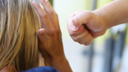 Condamné pour avoir arrosé son ado puis frappé sa femme avec la carafe d'eau