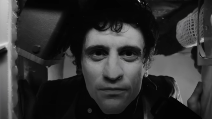 Depeche Mode : Un étrange rituel dévoilé dans le clip "Wagging Tongue"