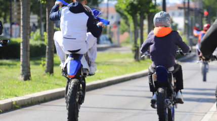 Grenoble : à 6 ans, il réalise un rodéo et percute un autre enfant avec sa moto Grenoble : à 6 ans, il réalise un rodéo et percute un autre enfant avec sa moto