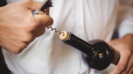 Grenoble : la soirée dégénère, un homme blessé au cou avec un tire-bouchon