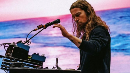 Julien Doré parle avec émotion de sa grand-mère