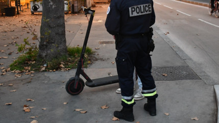 Près de Grenoble : le voleur de moto prend la fuite à trottinette et chute lourdement