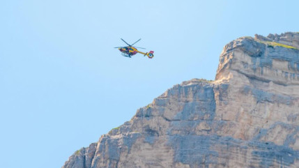 Près de Grenoble : un traileur belge retrouvé accroché à un arbre au-dessus d'une falaise Près de Grenoble : un traileur belge retrouvé accroché à un arbre au-dessus d'une falaise
