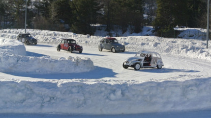 Près de Grenoble : une course de 2CV sur la glace ! Près de Grenoble : une course de 2CV sur la glace !